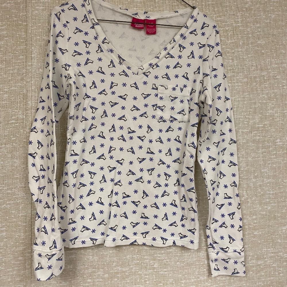 Long sleeve white thermal shirt with ice skating & snowflake design size XL